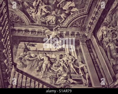 Die Haupttreppe Bereich Hanbury Hall in Worcestershire, England, wurde von Sir James Thornhill gemalt. Die Bilder zeigen die Szene von Odysseus, Achilles mit den Töchtern des Nycomedes zu finden. © Stockfoto