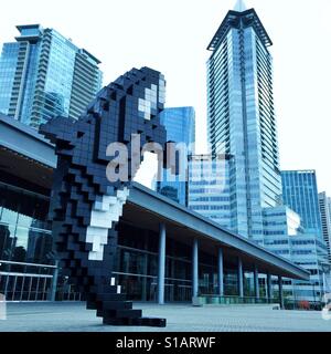 Digital Orca ist eine 2009-Skulptur von einem Killer-Wal von Douglas Coupland, installiert neben Vancouver Convention Centre in Vancouver, British Columbia, Kanada. Stockfoto