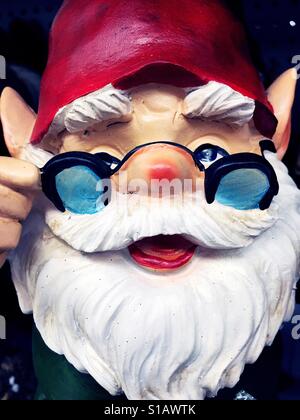 GNOME-Rasen-Ornament mit weißem Bart und Oma Brille, USA Stockfoto