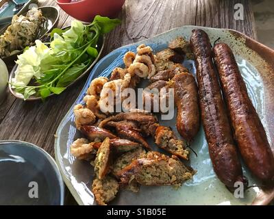 Würzige Bratwurst, lokale Speisen von Nord-Thailand. Stockfoto