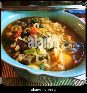 Eine Schüssel mit hausgemachten scharfe Rindfleisch-Ramen-Suppe. Stockfoto