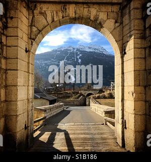 Briancon Citadelle Vauban Eingang mit Blick auf Skigebiet Serre-Chevalier Vallée in den französischen Alpen. Stockfoto