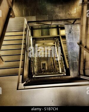 Die Illusion, einen Spiegel an der Unterseite und an der Spitze geben eine Illusion der nie endenden Treppen in der Ostsee in Gateshead, Tyne and Wear Stockfoto