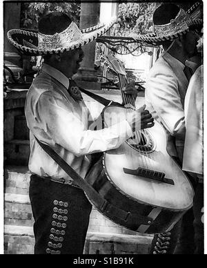 Seitenansicht eines Mitglieds einer Mariachi-Band spielt seine Gitarre in Ajijic, Jalisco. Stockfoto