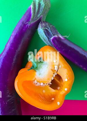 Eggplants and pepper on green and red Stockfoto