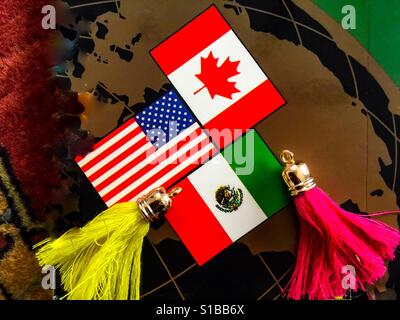 Die Welt der NAFTA, USMCA jetzt, drei Länder drei Flaggen in einer ikonischen Anordnung. Das Maple Leaf, die Stars and Stripes und die mexikanische Flagge wurden harmonisch arrangiert. Keine Zwietracht oder Reibung. Stockfoto