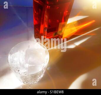 Kristall-cocktail-Glas mit Eis neben einer Flasche Johnny Walker Scotch Whisky gefüllt Stockfoto