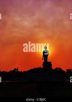 Buddha-Statue in unmittelbarer Haltung während des Sonnenuntergangs am Buddhamonthon, Nakhon Pathom, Thailand. Stockfoto