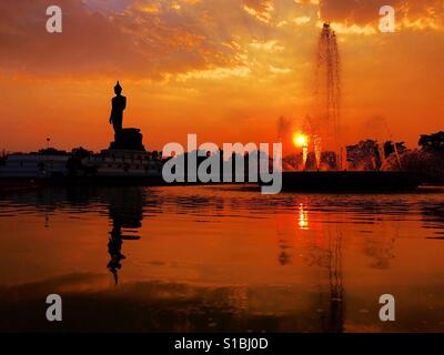 Buddha-Statue in unmittelbarer Haltung während des Sonnenuntergangs am Buddhamonthon, Nakhon Pathom, Thailand. Stockfoto