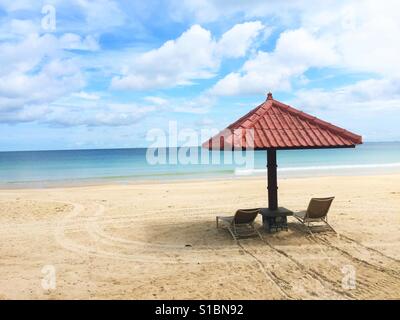 Pavillon mit zwei Liegestühlen mit Blick auf das ruhige Meer Stockfoto