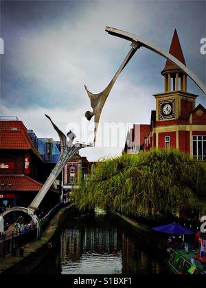 Empowerment Skulptur über den Fluss witham in Lincoln City Centre. Stockfoto