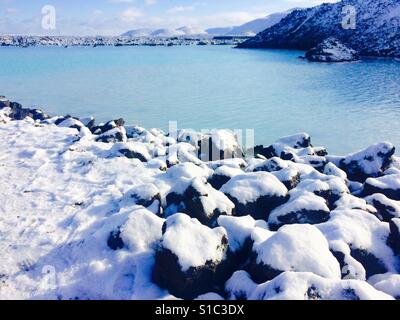 Schnee und Eis bedecken Felsen in der blauen Lagune in Island Stockfoto