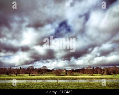 Der Fluss Tweed und den Nachlass des Floors Castle, die Heimat des Duke of Roxburghe in Kelso, Schottland. Stockfoto