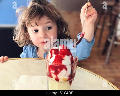 Kleines Mädchen, Eis essen Stockfoto