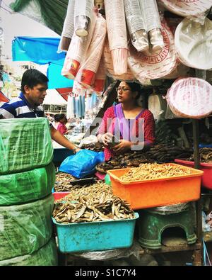 Frau verkaufen getrocknete Fische auf Asan Markt in Kathmandu, Nepal Stockfoto