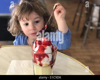 Kleines Mädchen, Eis essen Stockfoto