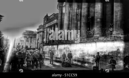 Straßenmusiker spielen, Trafalgar Square, London ansehen Stockfoto