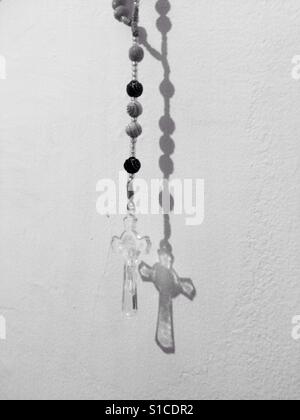 Der Schatten des Jesus Cross Kette an der Wand Stockfoto