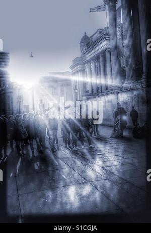 Publikum beobachten Straßenkünstlern in hellem Sonnenlicht, Trafalgar Square, London Stockfoto