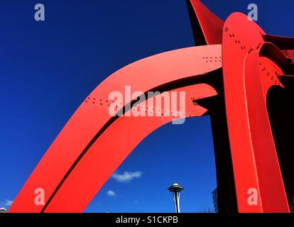 Sonnendurchflutetes Space Needle Gipfeln durch The Eagle, massive Skulptur von Alexander Calder Stockfoto