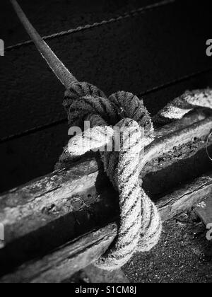 Knüpfseil an Holzstück gebunden Nahaufnahme England Vereinigtes Königreich Großbritannien Großbritannien Großbritannien Großbritannien Großbritannien Großbritannien Großbritannien Großbritannien Großbritannien Großbritannien Großbritannien Großbritannien Großbritannien Stockfoto