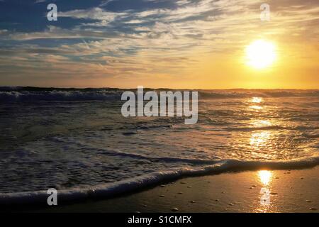 Sonnenuntergang über dem Wasser des Pazifischen Ozeans auf eine heitere California Frühlingstag. Stockfoto