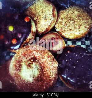 Sortiment von zuckerhaltigen süße Krapfen. Stockfoto