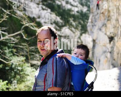 Wandern mit Baby Gorges du Verdon Frankreich Stockfoto