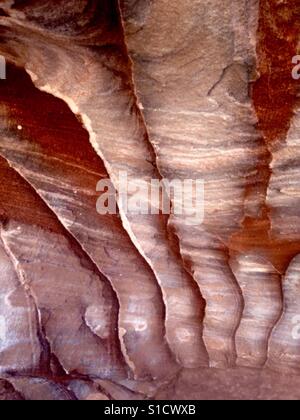 Bunte Rick Formationen in einer Höhle in Petra, Jordanien. Stockfoto
