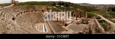 Das wunderschöne Amphitheater der antiken römischen Stadt Jerash in Jordanien. Stockfoto