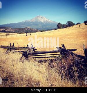 Backroad mit Mt. Shasta im Hintergrund in Nordkalifornien. Stockfoto