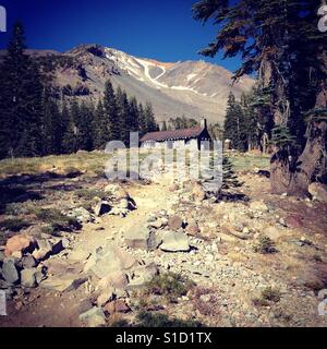 Horse Camp ist eine Steinhütte, die teilweise den Mt. Shasta und dient als Zwischenstopp oder Basislager für Wanderer auf dem Weg zum Gipfel. Stockfoto