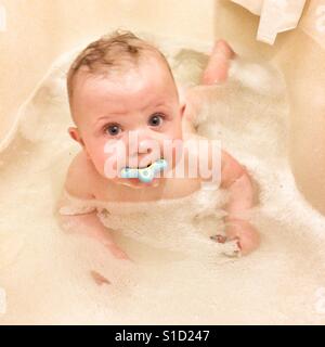 Sieben Monate alten Jungen in der Badewanne Stockfoto