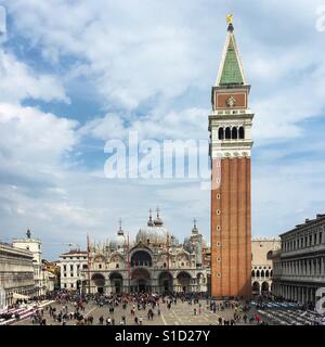 Markusplatz entfernt, Venedig, an einem sonnigen Frühlingstag mit Touristen gefüllt. Stockfoto