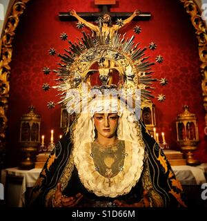 Eine Skulptur der Jungfrau Maria und Jesu Christi schmücken einen Altar in der Kirche von Prado del Rey, Sierra de Cadiz, Andalusien, Spanien Stockfoto