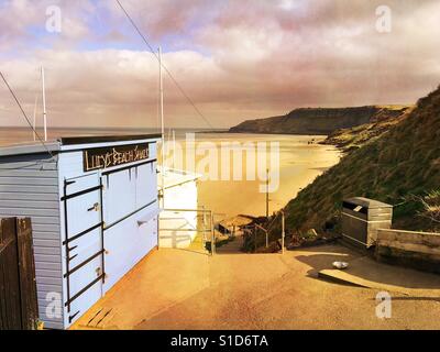 Ein fast leerer Strand Cayton Bay, North Yorkshire, UK Stockfoto