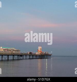 Abend-Schuss von Paignton Pier, Devon, UK Stockfoto