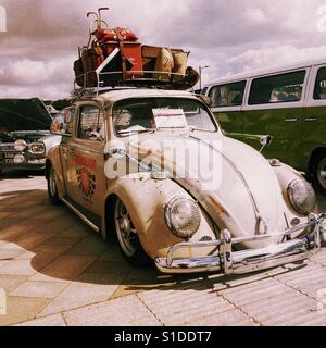 VW Käfer mit Gepäck beladen. Stockfoto