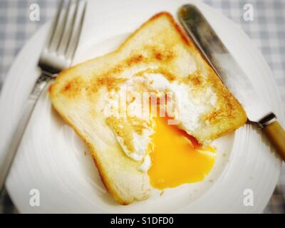 Ei Überraschung (geröstetes Brot mit Loch in der Mitte für Spiegelei) Stockfoto