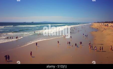 Menschen genießen den Strand an einem sonnigen Tag in California. Stockfoto