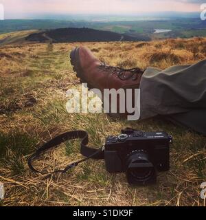 Fuß mit einer Kamera in den Preseli-Bergen, Pembrokeshire Stockfoto