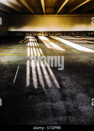 Schatten und Licht Linien in Parkplatz Garage abstrakt Stockfoto