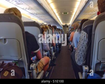 An Bord eines Airbus A321 auf einem Flug nach einem Urlaub nach Hause. Stockfoto