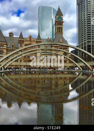 Old Toronto City Hall spiegelt sich im Teich. Stockfoto