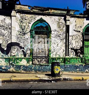 Ein verfallenes Haus mit spanischer Kolonialarchitektur Elementen, gemalt von einem lokalen Künstler ist im Zentrum von San Salvador, El Salvador, 12. November 2016 gesehen. Stockfoto