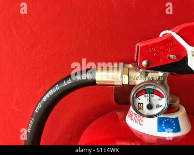 Feuerlöscher-Detail, Manometer Stockfoto