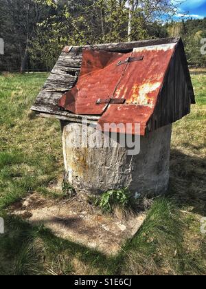 Alte gut in verlassenen Bauernhof im Kampinos Wald in der Nähe von Warschau, Polen Stockfoto