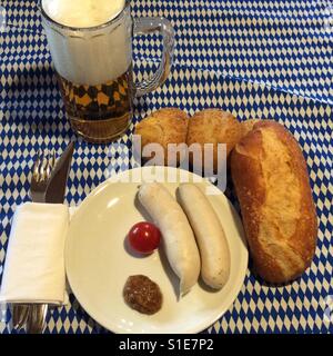 Bayerische "Brotzeit" mit Weißwürste, Senf, Brot und ein Bier Stockfoto