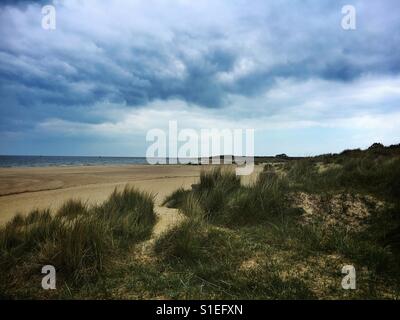 Gewitterwolken überrollen Studland Bucht. Stockfoto