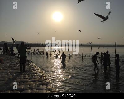 Hindu Anhänger nehmen Sie ein Bad im Sangnam, am Zusammenfluss von Ganges, Yamuna und mythischen Saraswati Flüsse in Allahabad, Indien Stockfoto